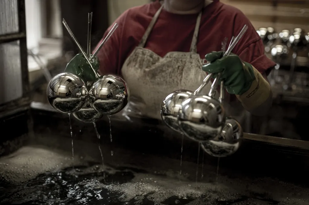 Dusičnan stříbrný se v přesném poměru vstříkne do čiré ozdoby, která se ponoří do horké lázně a následnou chemickou reakcí přilne zevnitř na baňku stříbrný povlak