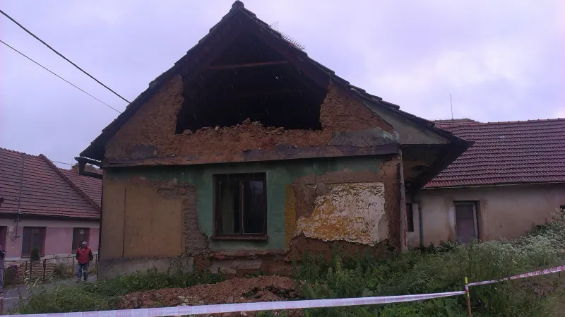 Zřícené průčelí domu