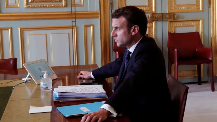 Emmanuel Macron během videokonference