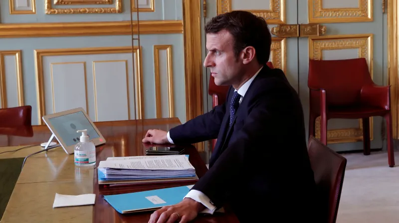 Emmanuel Macron během videokonference