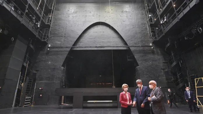 Předsedkyně EK Ursula von der Leyenová, premiér Andrej Babiš a generální ředitel Národního divadla Jan Burian při prohlídce budovy Státní opery