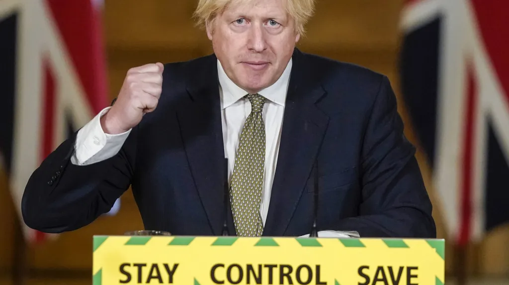 Boris Johnson během brífinku k epidemii covidu-19