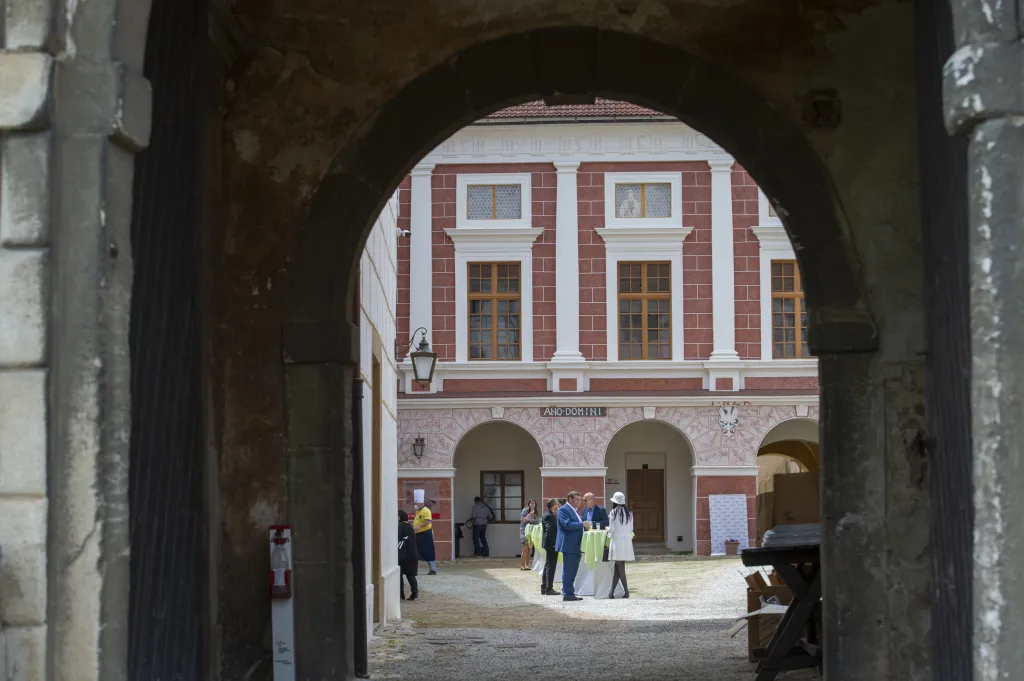 Památkáři nechali vyrobit i kopii gotické sochy Vimperské madony. V dalších sálech dostalo prostor sklářství či firmy z 20. století, například Mykoprodukta, která vyráběla šumavské bylinné víno. Památkáři zohlednili i dobu takzvané železné opony či těžbu vápence a dřeva