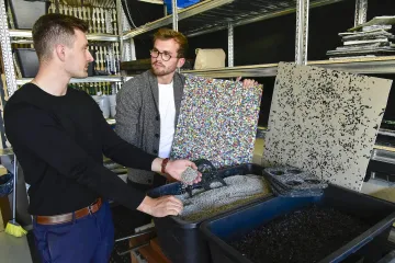 Z plastového odpadu z restaurací vyrábí studenti architektury v Brně bytové doplňky