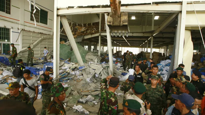 V Kambodži se zřítila továrna na boty