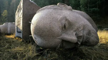 Stržená hlava Leninovy sochy ve Východním Berlíně