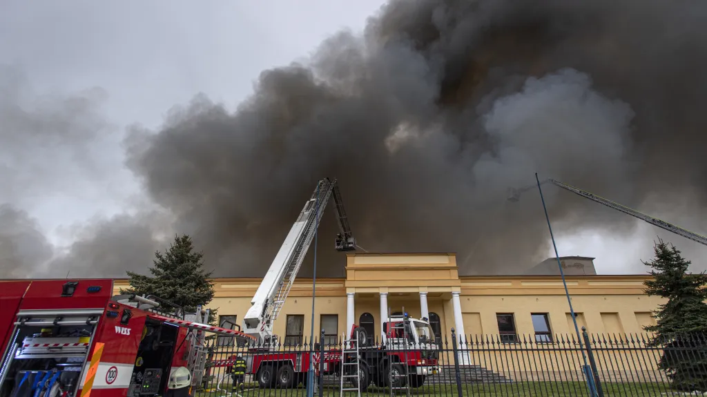 Požár haly v Polici nad Metují