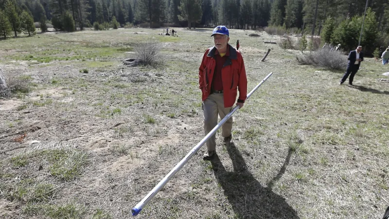 Frank Gehrke měří sníh na sjezdovkách pravidelně. Aby začátkem dubna kráčel na suchu, ještě nezažil