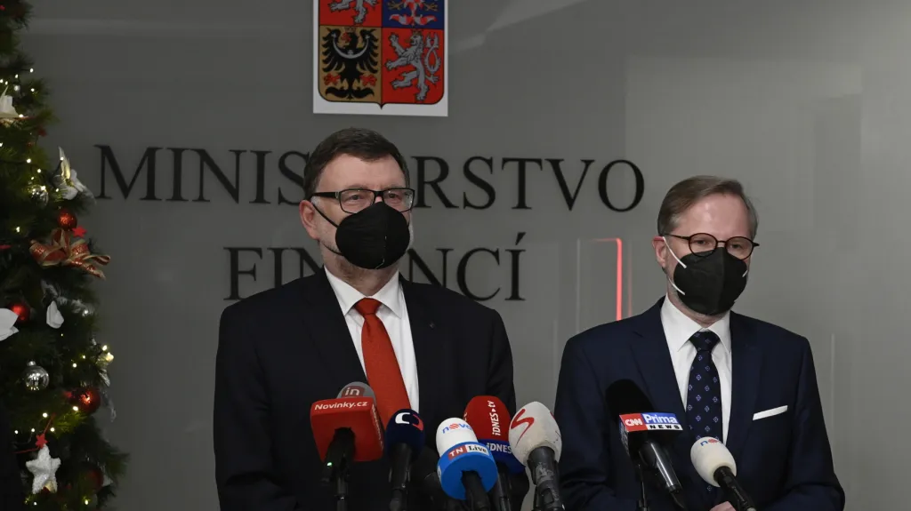 Ministr financí Zbyněk Stanjura (vlevo) a premiér Petr Fiala