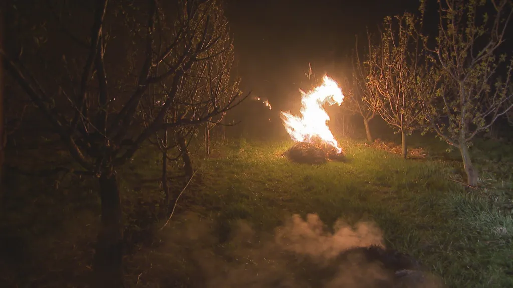 Parafínové svíce, pálení slámy a zamlžování