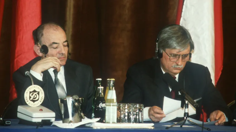 Luboš Dobrovský a Jiří Dienstbier ve Varšavě při podpisu protokolu o pozastavení platnosti dohod v rámci Varšavské smlouvy a o zrušení její vojenské organizace a struktur