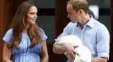 Kate a William ukazují syna veřejnosti