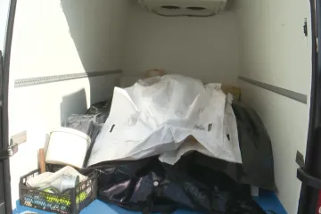 Dobrovolníci převážejí těla obránců Ukrajiny z márnic u fronty na místa posledního odpočinku