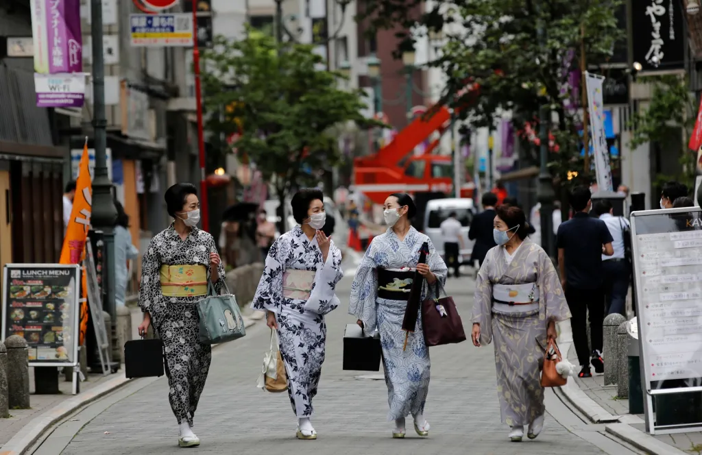 Čtyři gejši procházejí luxusní tokijskou čtvrtí Akasaka, kde mají vystoupení a účastní se tradičních čajových obřadů. Společnice měly pravidelně kolem pěti vystoupení za týden. Kvůli vyhlášení nouzového stavu vystupovaly stěží dvakrát měsíčně