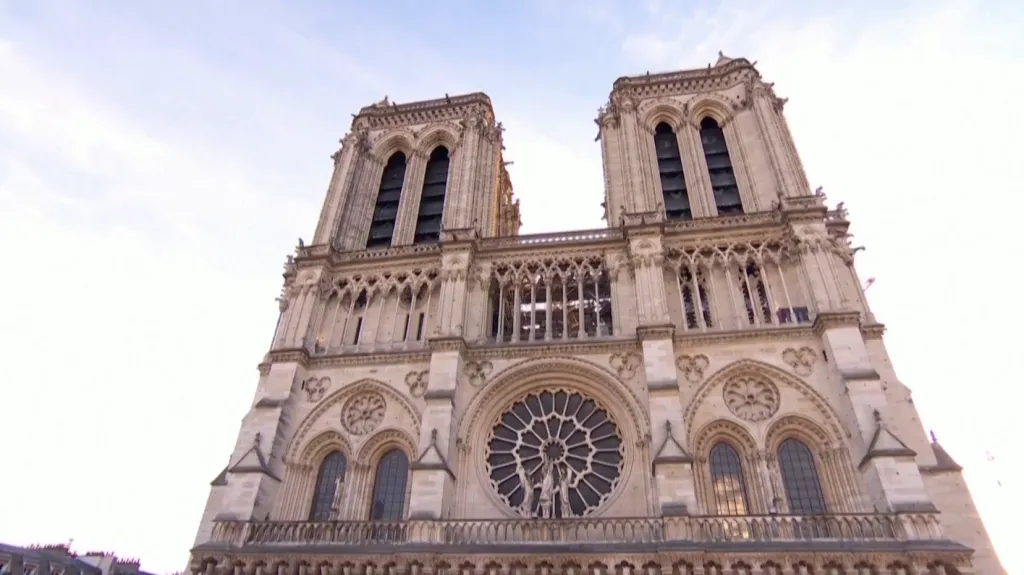 Dronové záběry opravené katedrály Notre-Dame