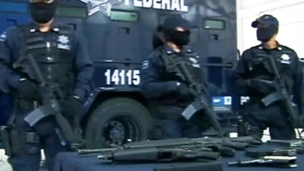 Mexičtí policisté se zabavenými zbraněmi