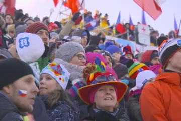 Na biatlon do Nového Města míří davy fanoušků. S auty parkují na zamrzlých polích