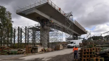 Stavbaři začali 12. října 2021 usazovat mostní konstrukci nad tratí, po níž vlaky jezdí přes Havlíčkův Brod mezi Prahou a Brnem