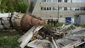 Fotografie zachycuje televizní věž v Charkově zasaženou ruskou raketou