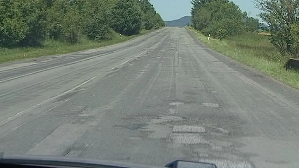 Poničená silnice u Luhova na Českolipsku