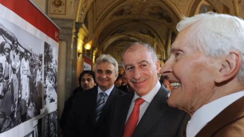 Vernisáž výstavy fotografií z cesty Jiřího Hanzelky a Miroslava Zikmunda po Iráku v roce 1960 se konala 8. dubna v Senátu. Zúčastnili se jí mimo jiné předseda Senátu Milan Štěch (druhý zleva), předseda iráckého parlamentu Usáma Nudžajfí (druhý zprava) a cestovatel Miroslav Zikmund (vpravo).