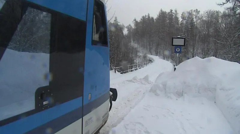 Zasněžená trať nad zastávkou Desná-Riedlova vila