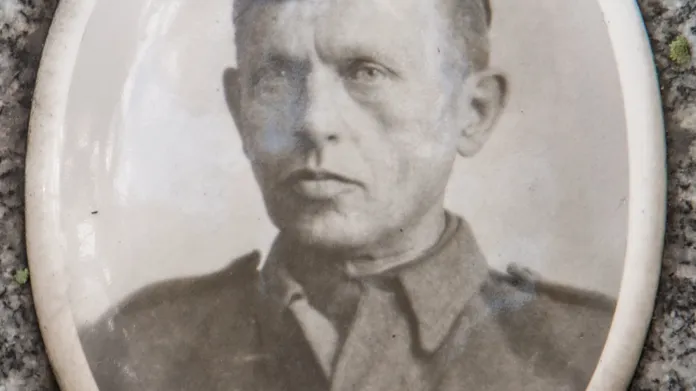 František Polák jako voják československé armády (fotka z náhrobku)
