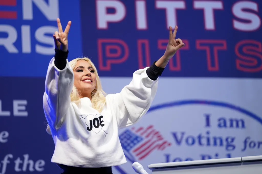 Na předvolebním setkání v Pittsburghu podpořila Bidena i populární zpěvačka Lady Gaga