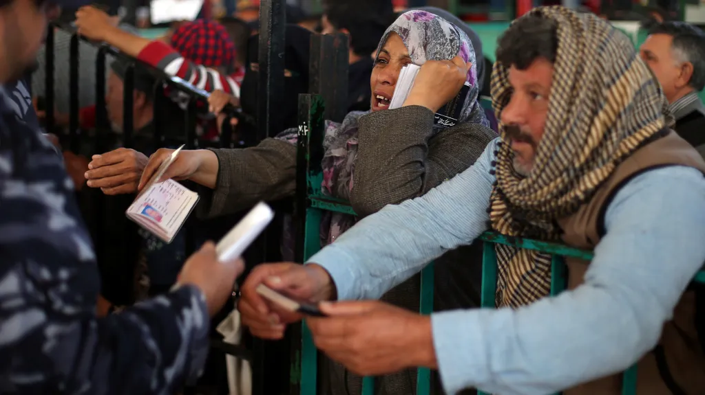 Palestinci čekající na vpuštění do Egypta
