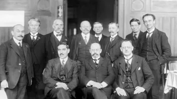 Vlastimil Tusar (nahoře třetí zprava) se členy Československé sociálně demokratické strany dělnické na sjezdu v roce 1922