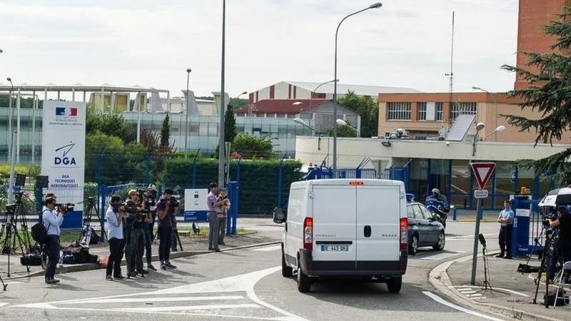 Experti převážejí nález do laboratoře v Toulouse