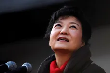 Jihokorejskou prezidentku připravil soud o moc. Žalobce ji viní z korupce a vydírání