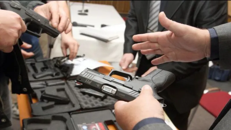 Reportáž Milady McGrathové k vlastnictví zbraní v USA