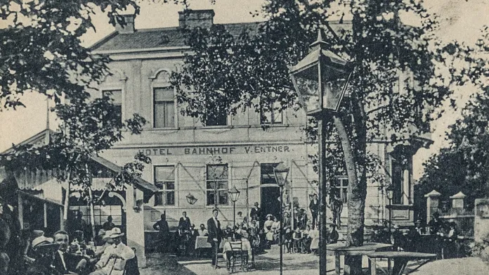 Hotel Bahnhof V. Entner se zahradní restaurací v Mikulově kolem roku 1918 a Grand Casino na stejném místě dnes