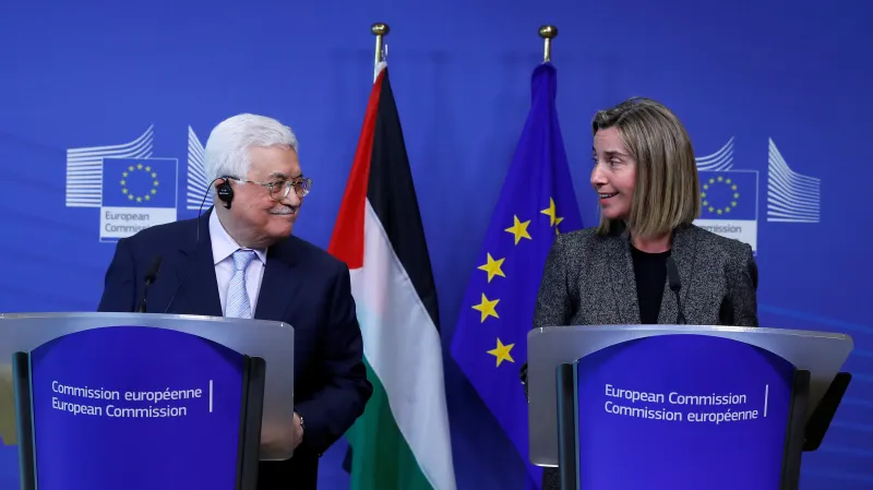 Šéf palestinské autonomie Mahmúd Abbás s tehdejší šéfkou diplomacie EU Federicou Mogheriniovou na snímku z roku 2017