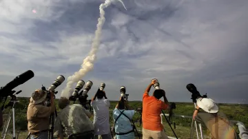 Fotografové sledující start raketoplánu Endeavour