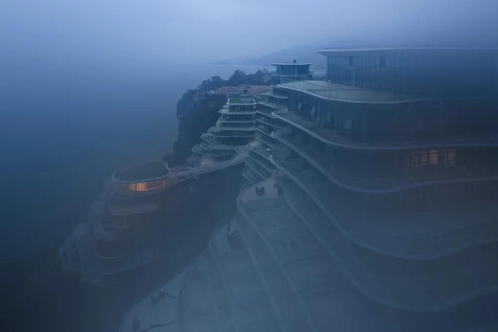 Architektura u jezera Taiping, hotel Huangshan ve stejnojmenné vesnici v Číně