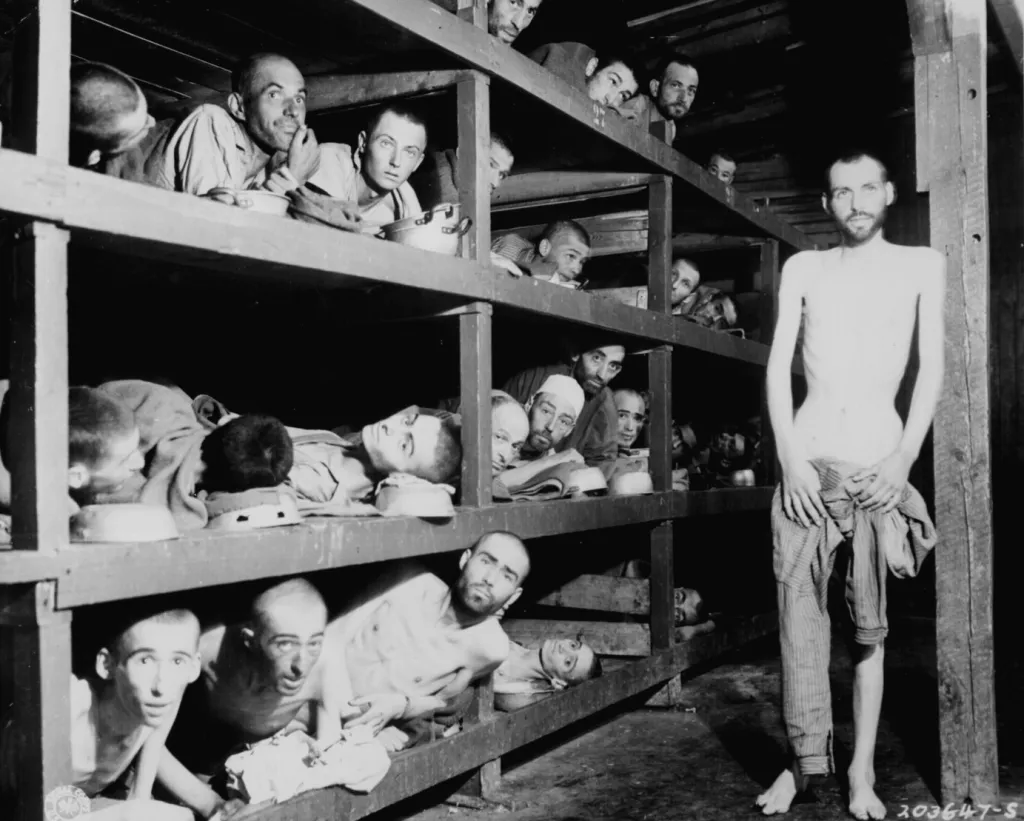 Vyjádření o počtech obětí holocaustu se různí, dle historiků se pohybují v rozmezí 11 až 17 milionů osob. Fotografie z 16. dubna 1945 zachycuje podvyživené vězně v koncentračním táboře Buchenwald