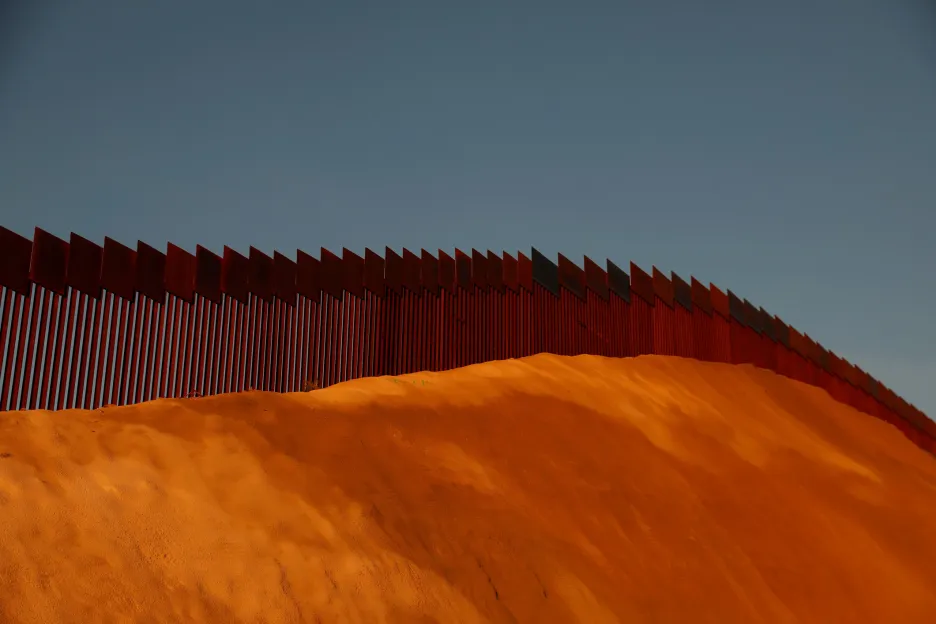 Hranice mezi USA a Mexikem při pohledu od mexické Tijuany