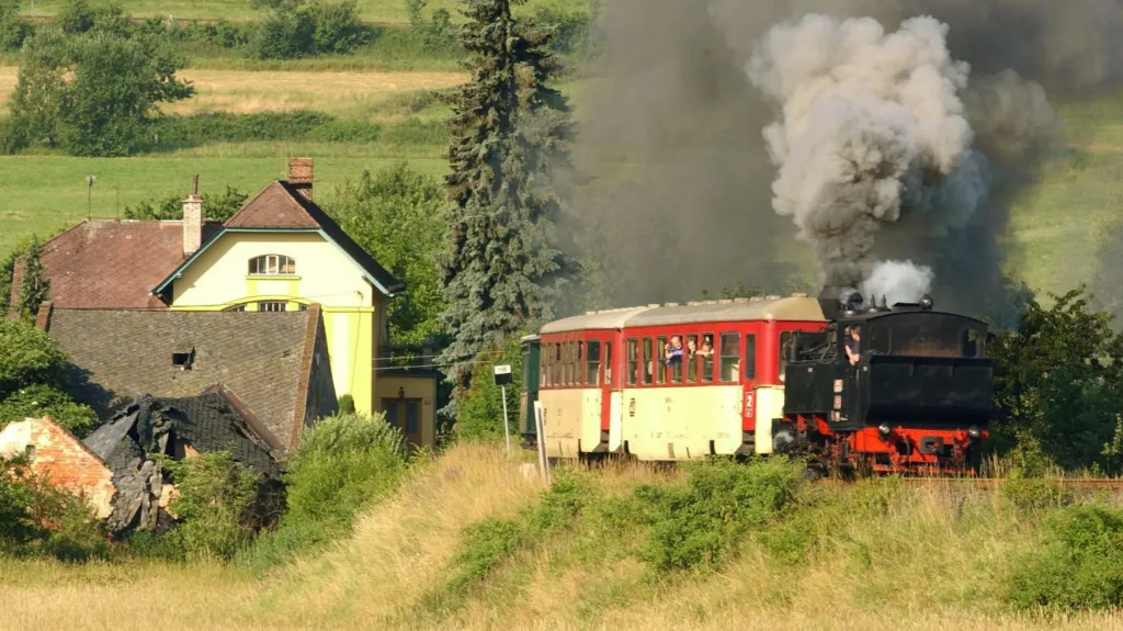 Historický vlak u obce Třemešná na Osoblažsku