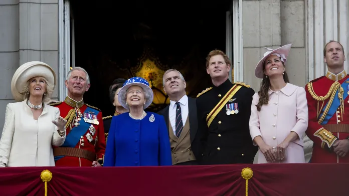 Britská královská rodina sleduje přelet letadlem nad Buckinghamským palácem v rámci slavnostní přehlídky Trooping the Colour