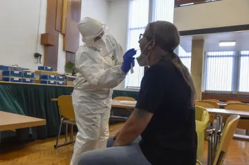 Počty nových případu covidu rostou druhým dnem, v sobotu jich přibylo 152