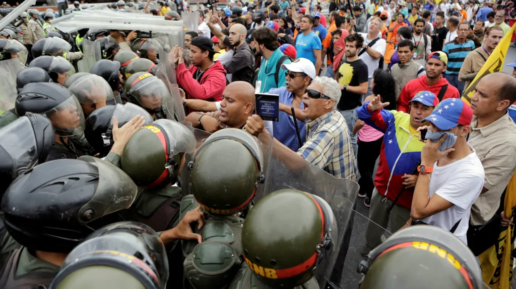 Protestů ve Venezuele přibývá