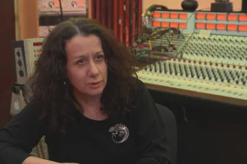 Na novém albu je hodně smrti i píseň o klimakteriu, říká Ester Pes Kočičková