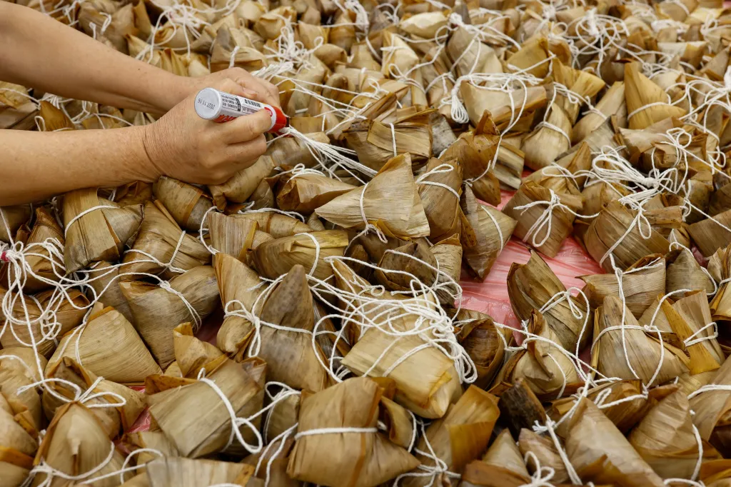 Žena označuje tradiční rýžové knedlíčky