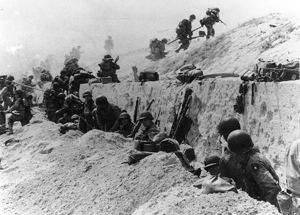 Vojáci 8. pěšího pluku a 4. pěší divize se přesunují z moře na pláži Utah