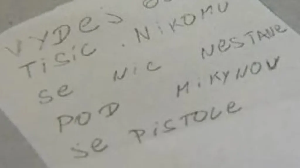 Lísteček, který lupiči podávali pokladním
