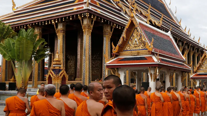 Průvod mnichů v rámci oslav 70. výročí panování Rámy IX.