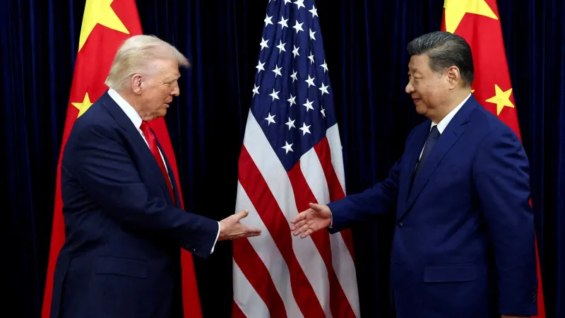 Prezident USA Donald Trump a čínský prezident Si Ťin-pching při setkáni na summitu APEC 30. října 2025