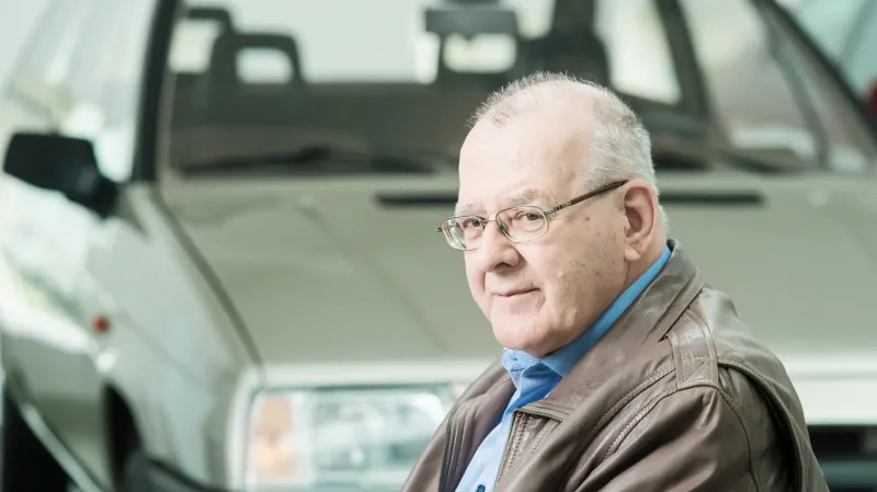 Konstruktér Škody Favorit Miroslav Hrdlička u vozu, který navrhl